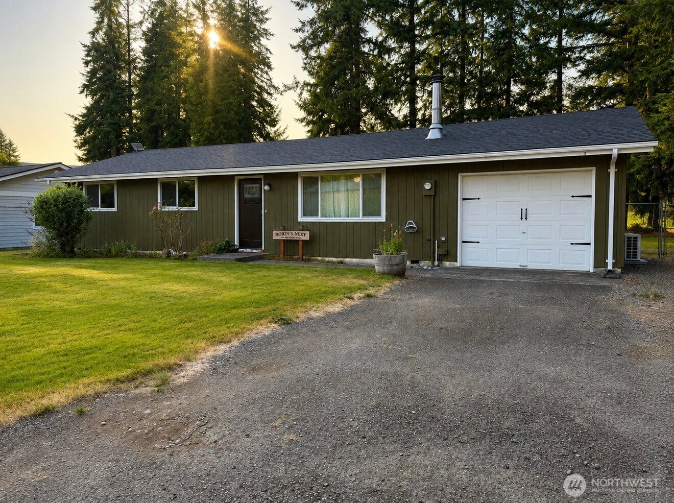 930 Robin Hood Loop — photo