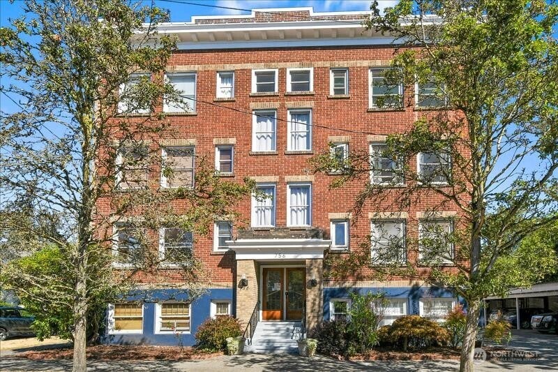 756 Broadway Avenue E 202 — photo