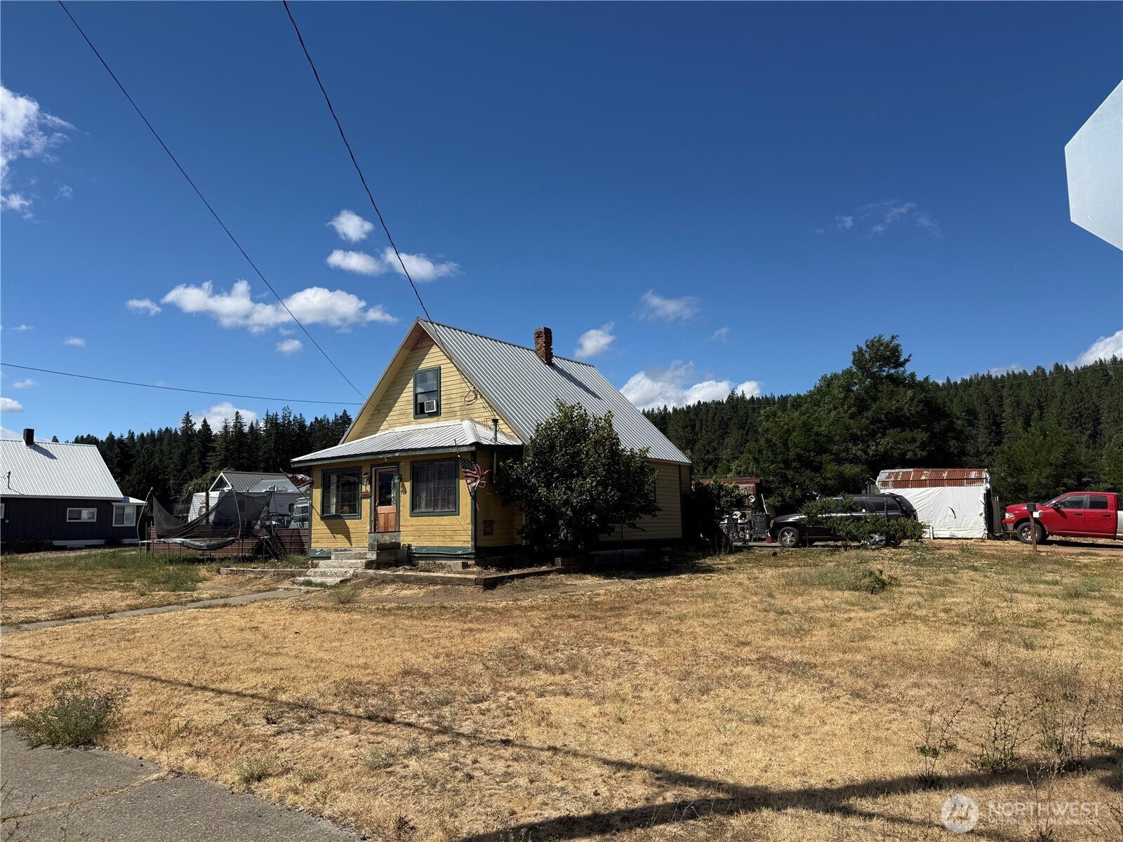 719 E 2nd Street — photo