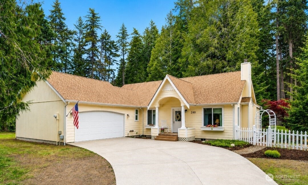 240 E Aycliffe Drive — photo
