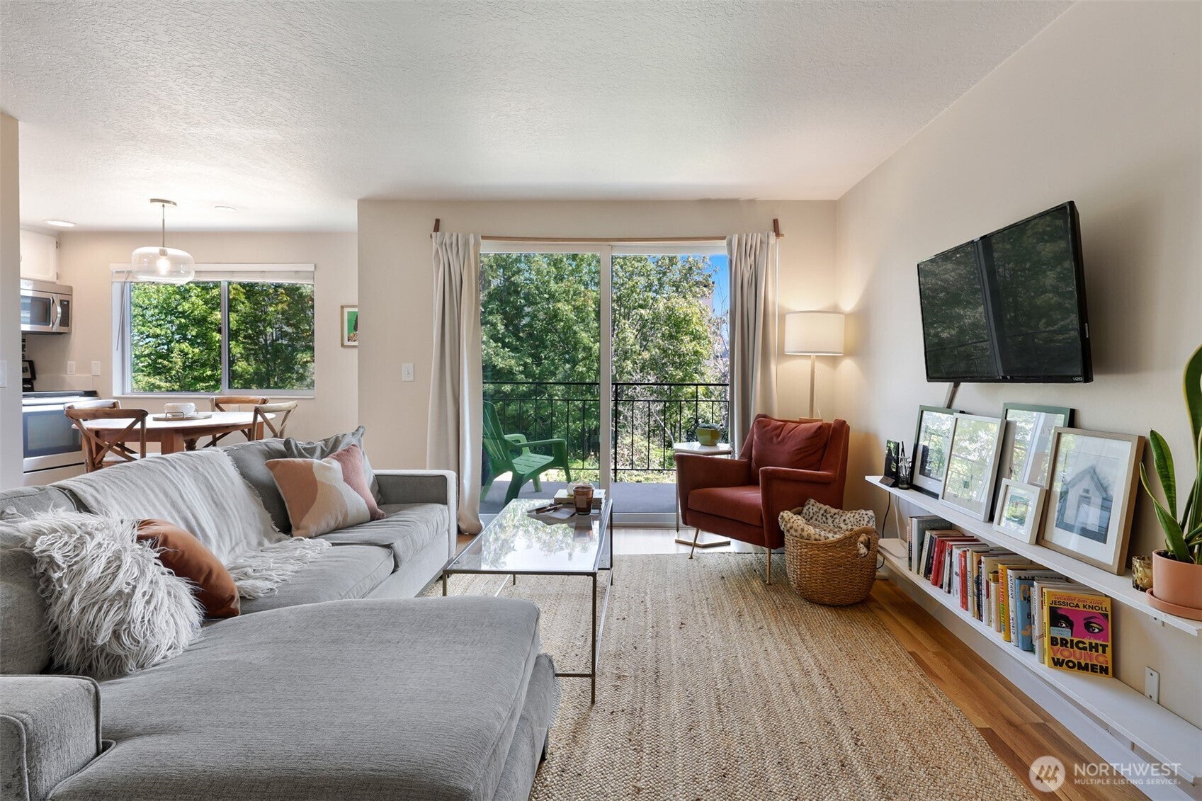610 Aloha Street 302 — photo