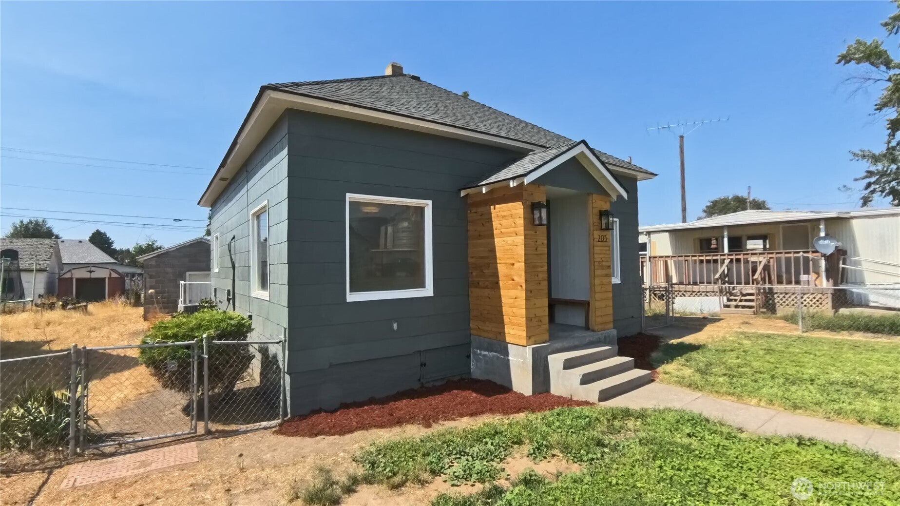 205 E Broadway Street — photo