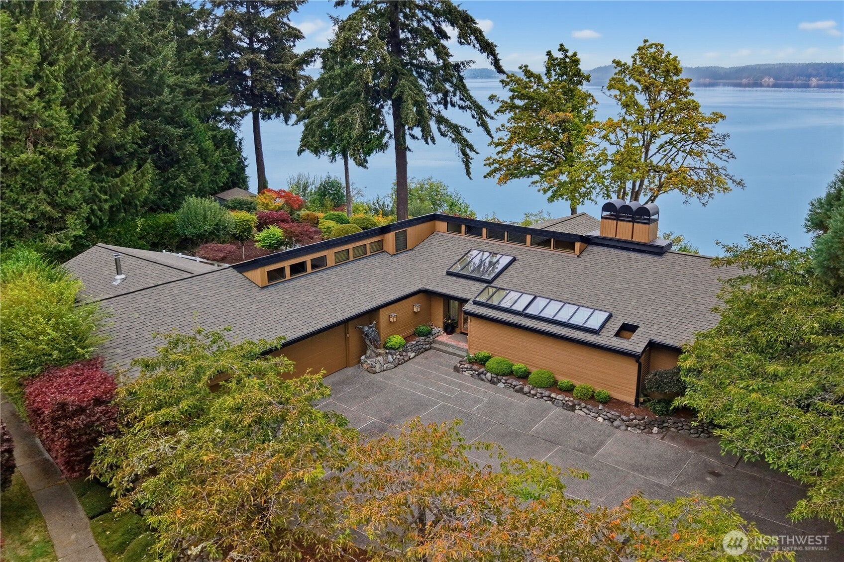 5325 Illahee Lane NE — photo