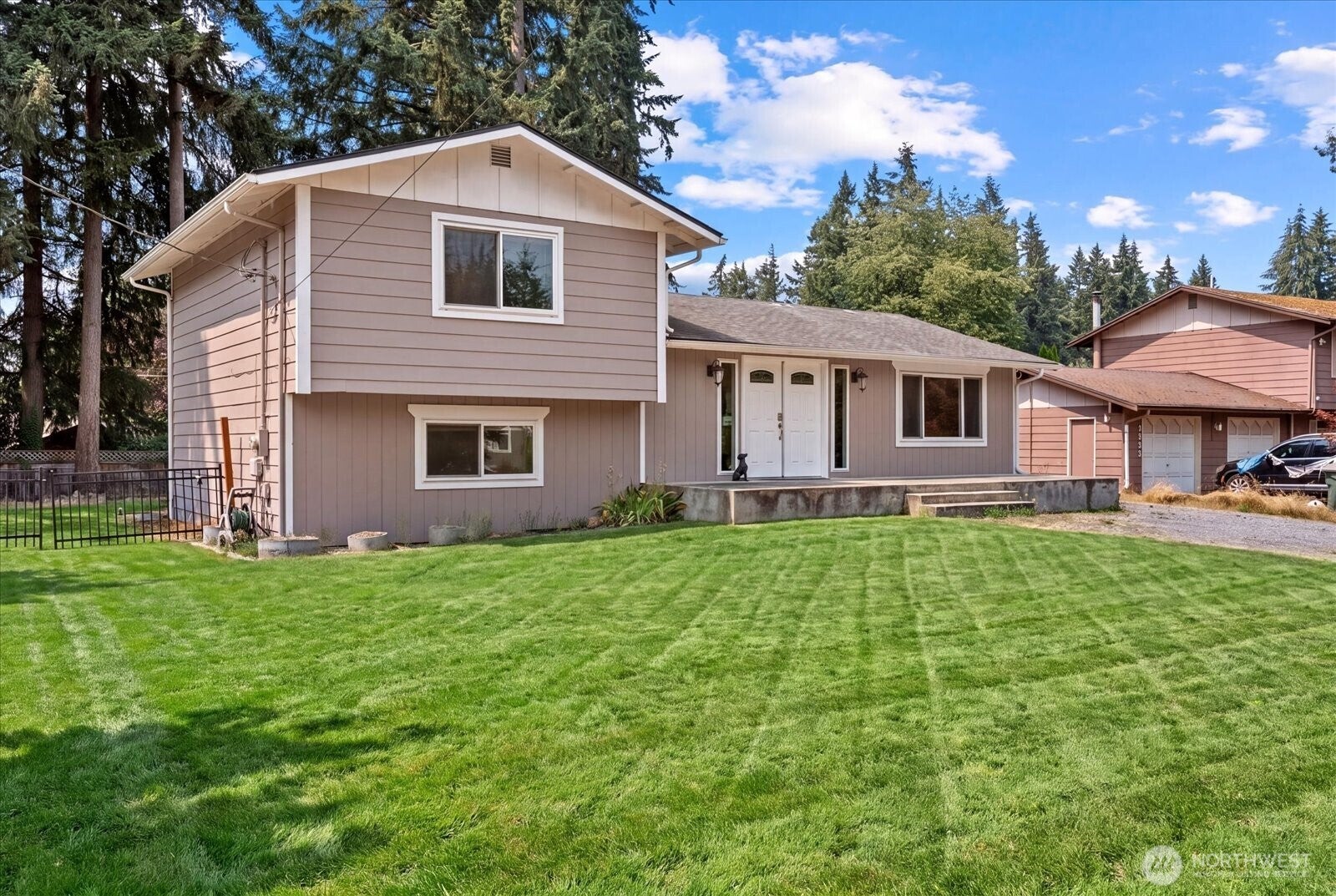 12808 Military Road E — photo