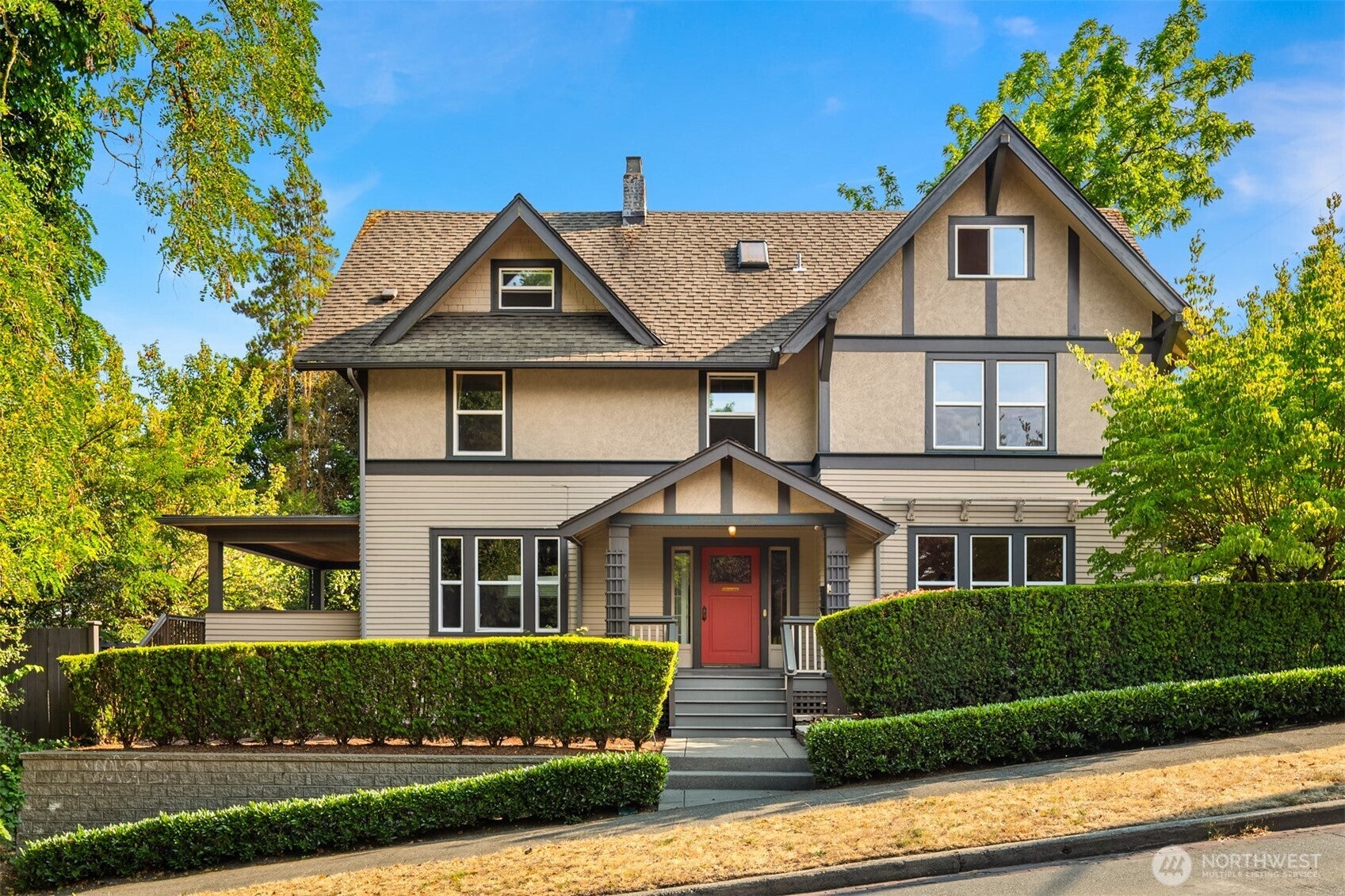2215 E Aloha Street — photo