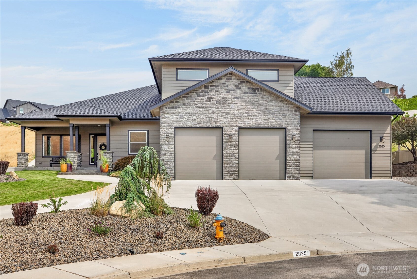 2025 Broadhurst Pl — photo