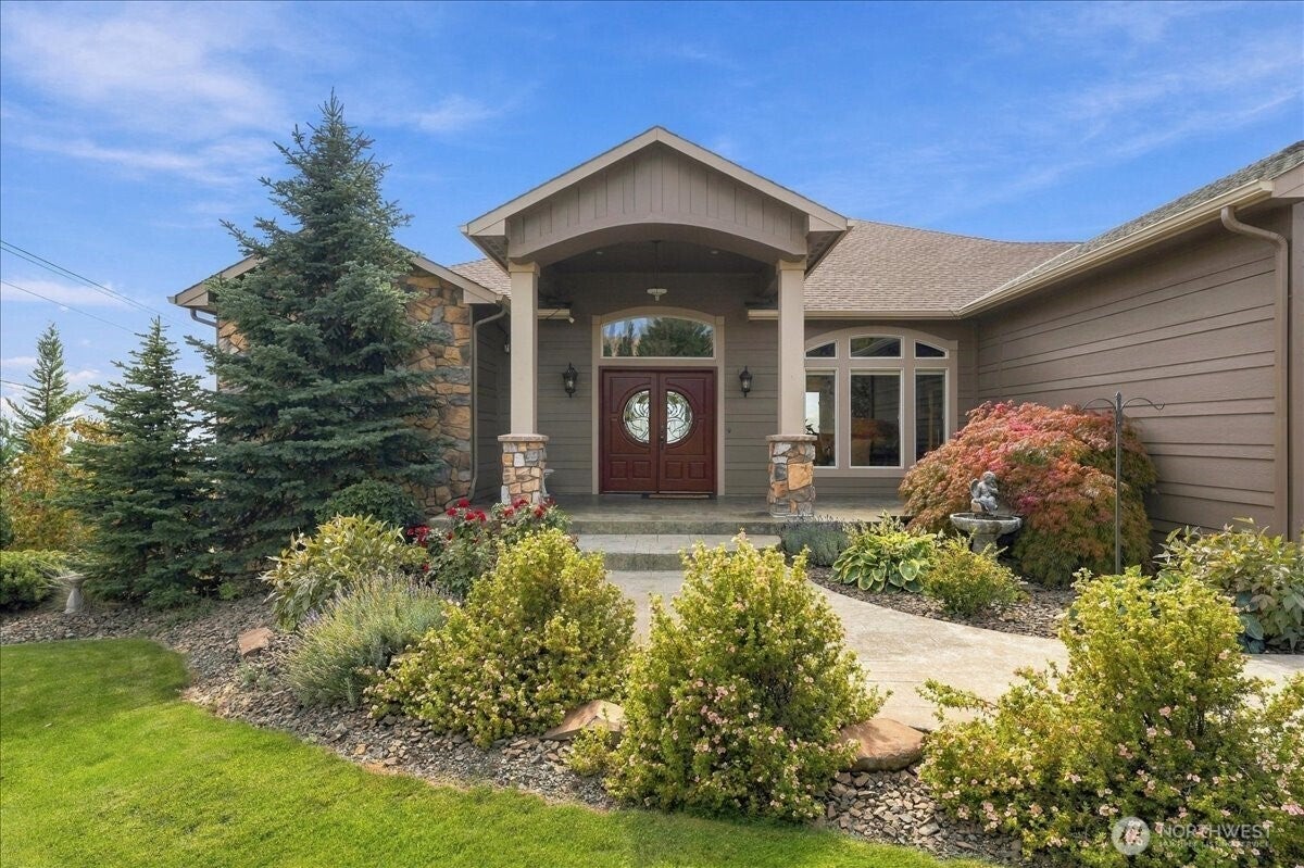 905 Golden Crest Drive — photo