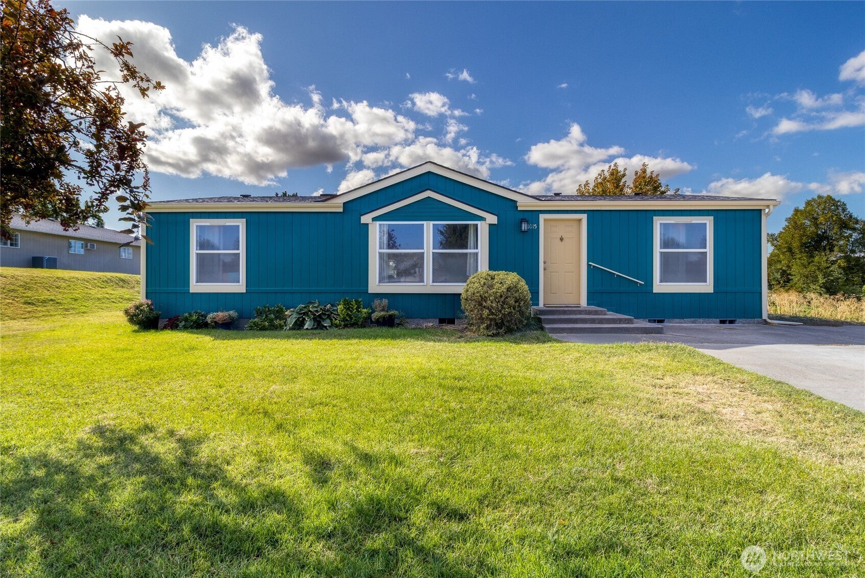 1015 W Whitman Drive — photo