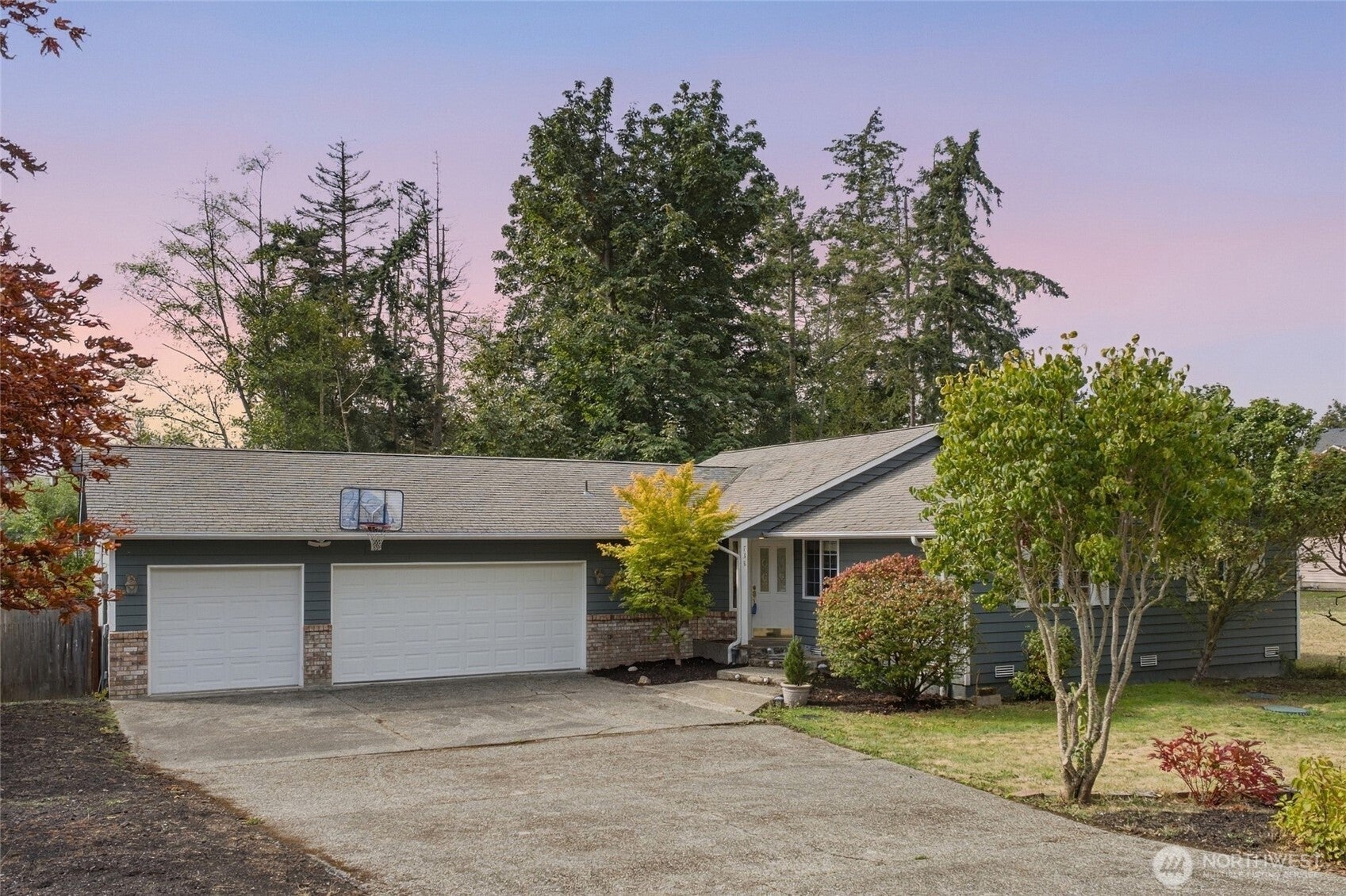 738 Crescent Drive — photo