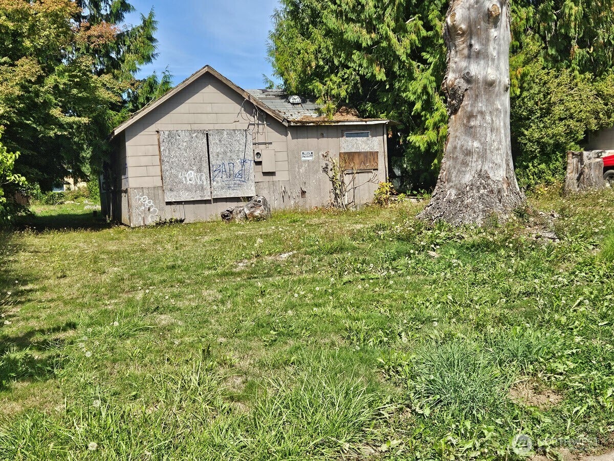 911 Miller Street — photo