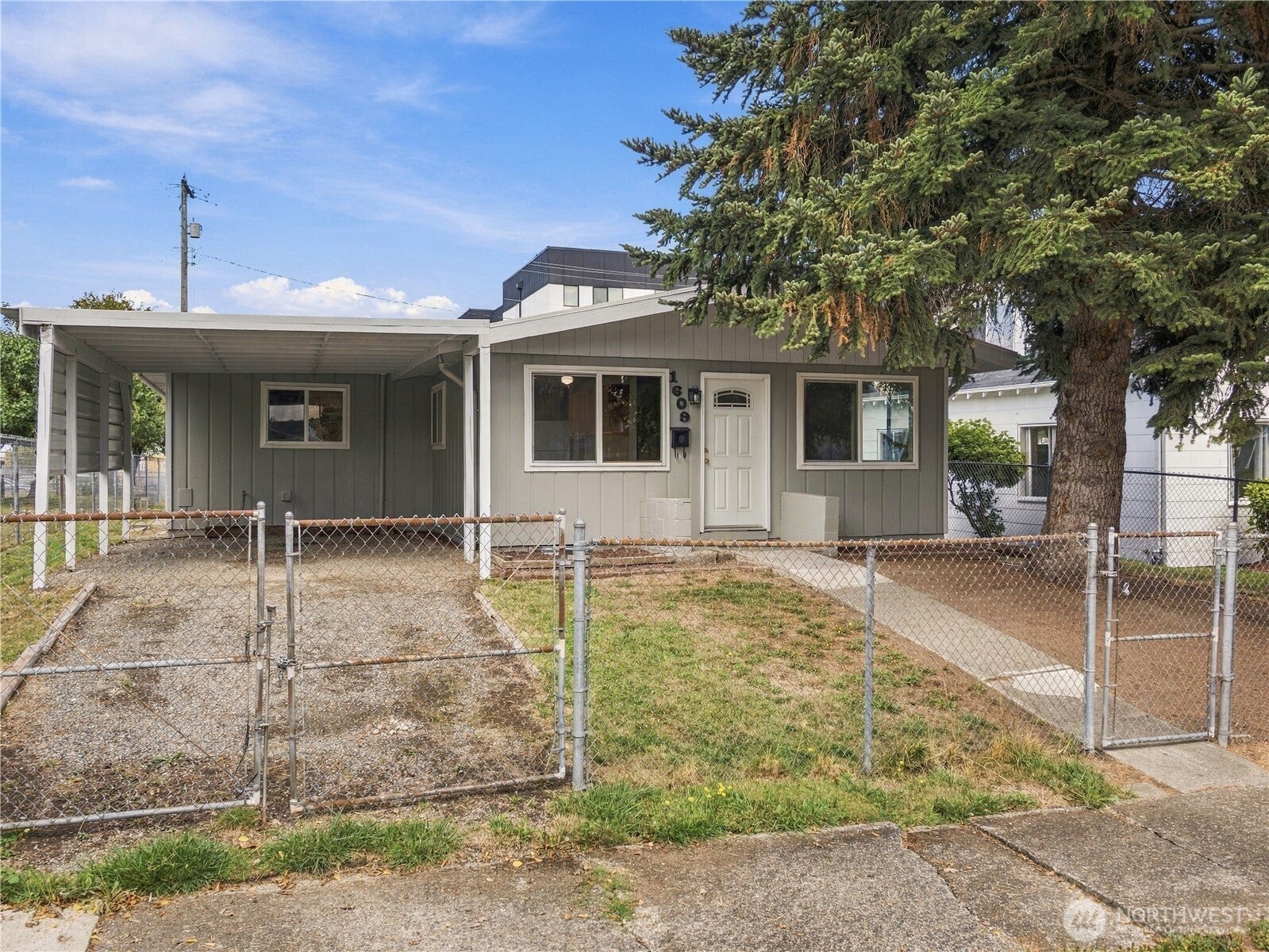1609 E Wright Avenue — photo