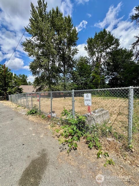 1 St & Myers Way S — photo