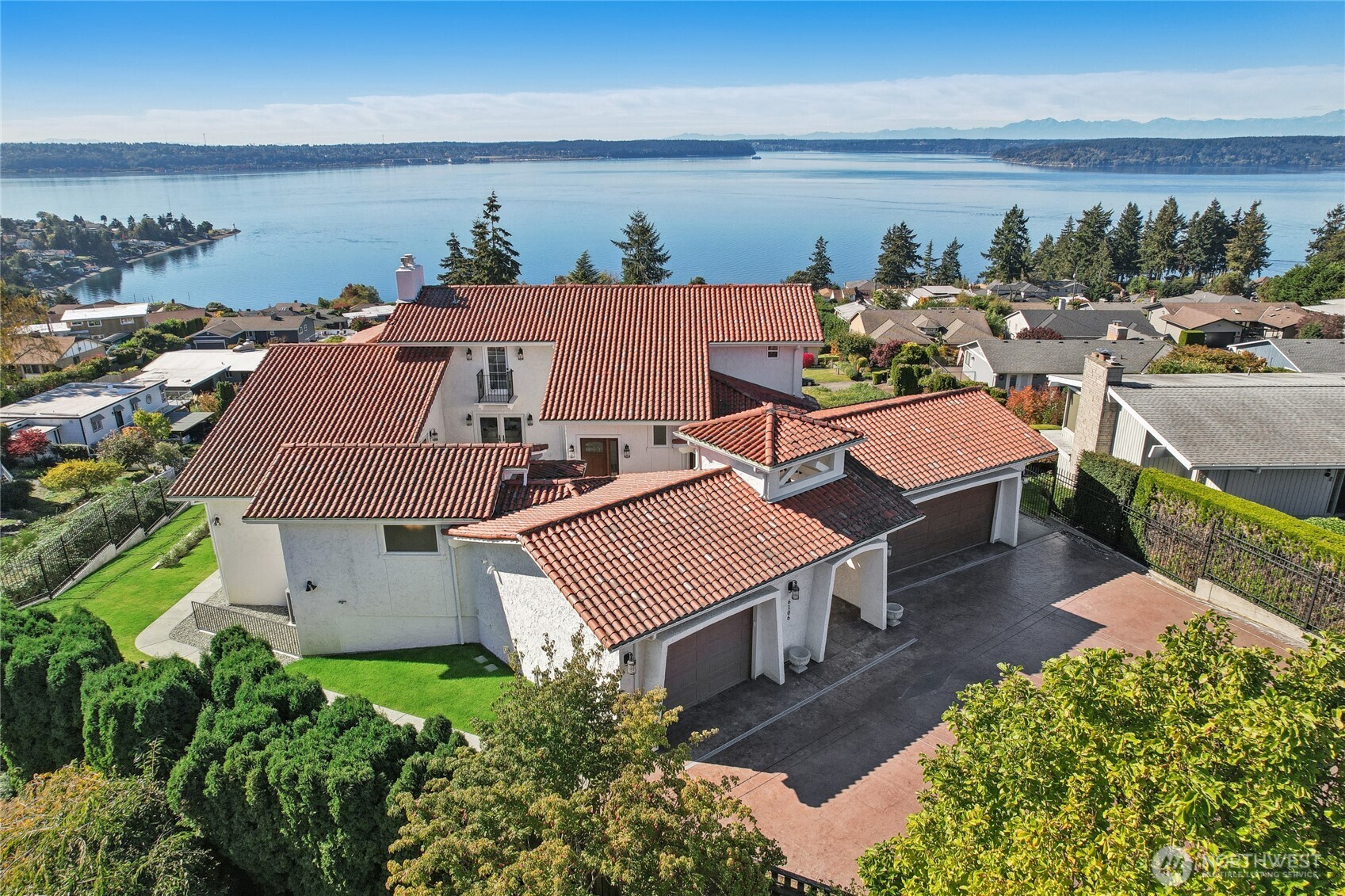 6106 Panorama Drive NE — photo