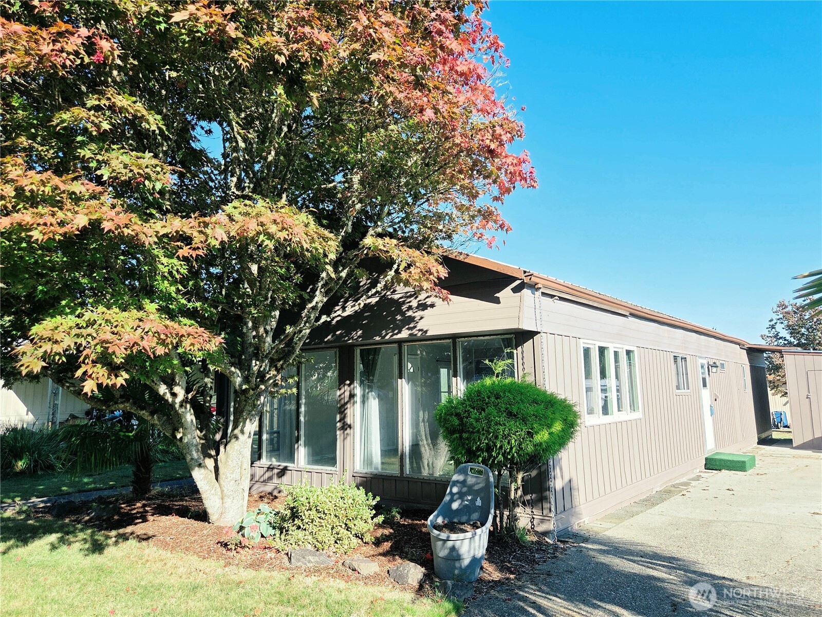 1342 Alonda Lane NE — photo