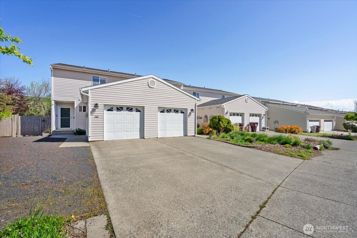 266 NW Clay Court — photo