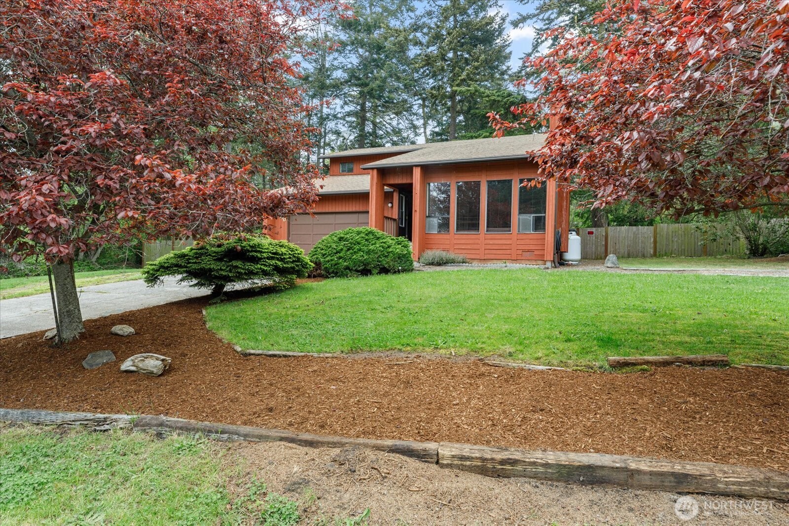 2190 Norcliffe Way — photo