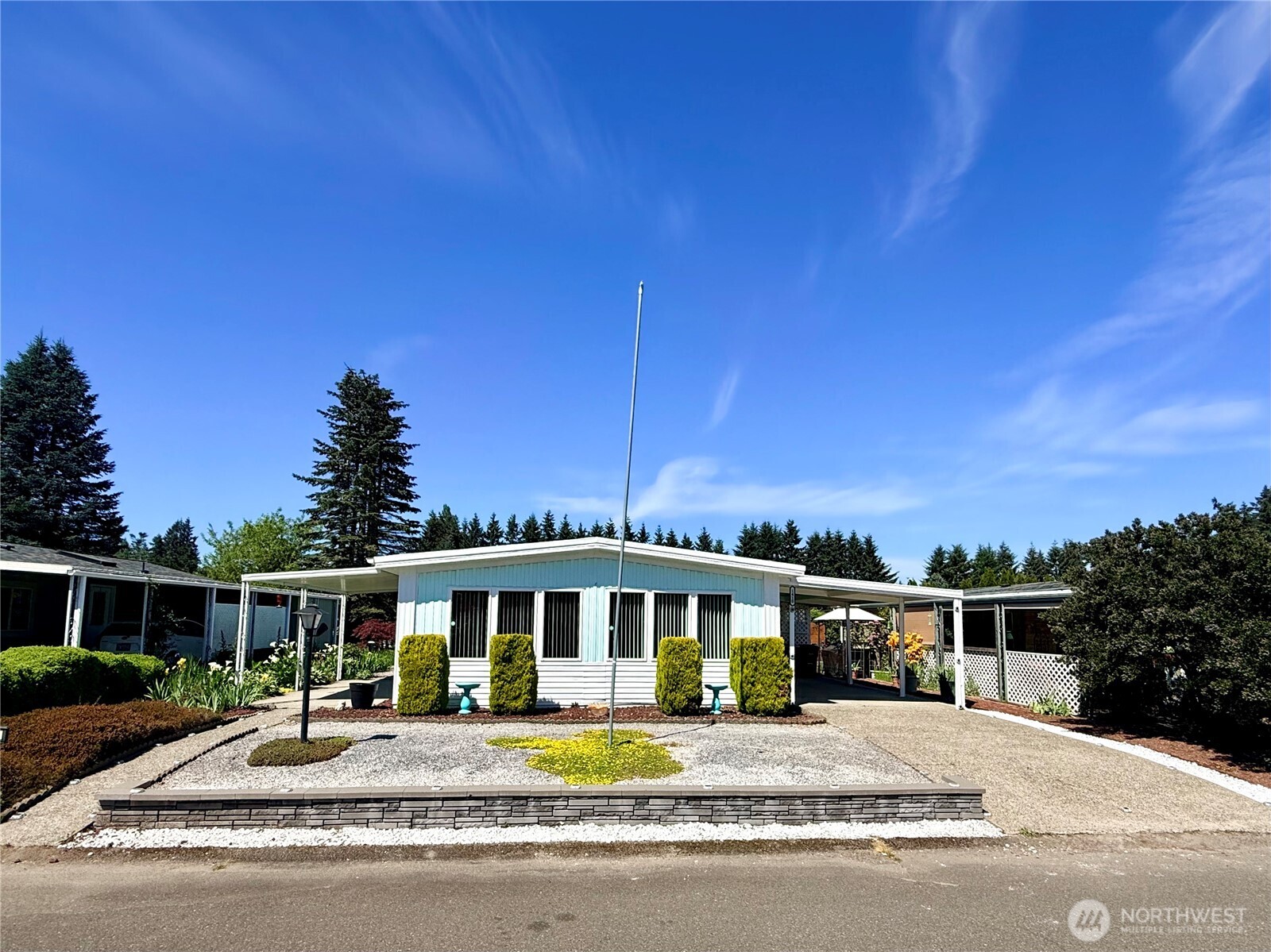 1410 Alonda Lane NE — photo
