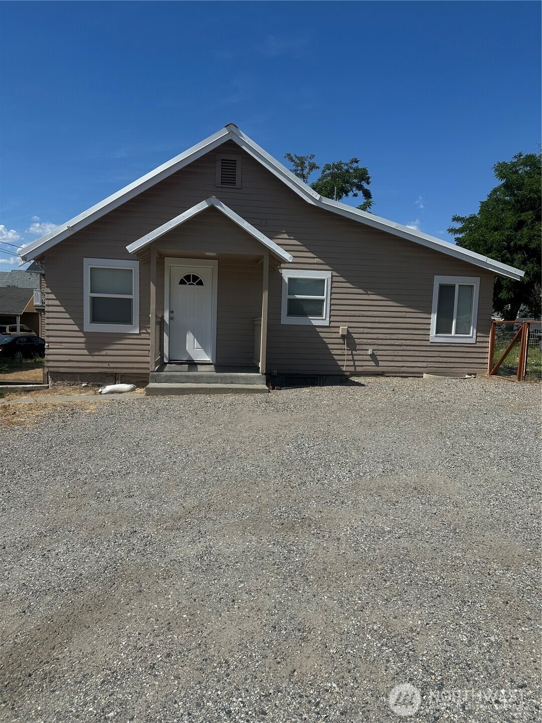 1007 N Baker Ave — photo