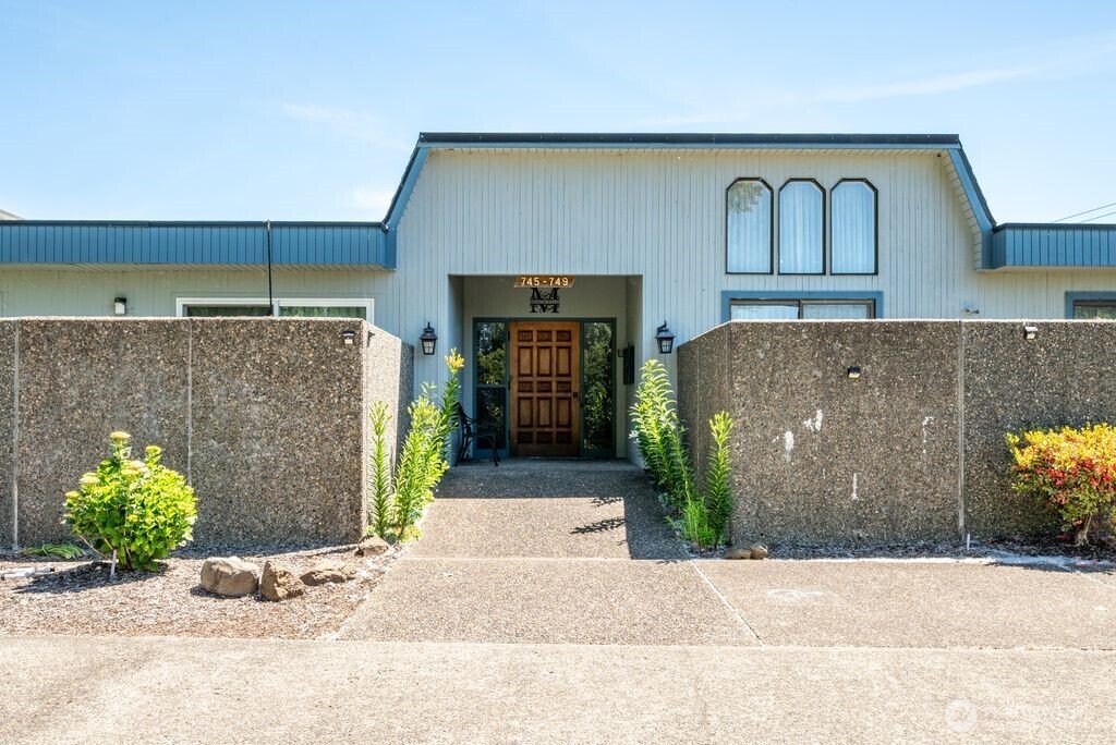 745 Marine View Drive — photo