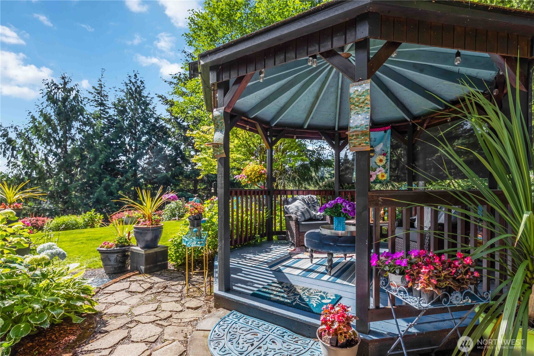 209 W Beacon Hill Drive — photo