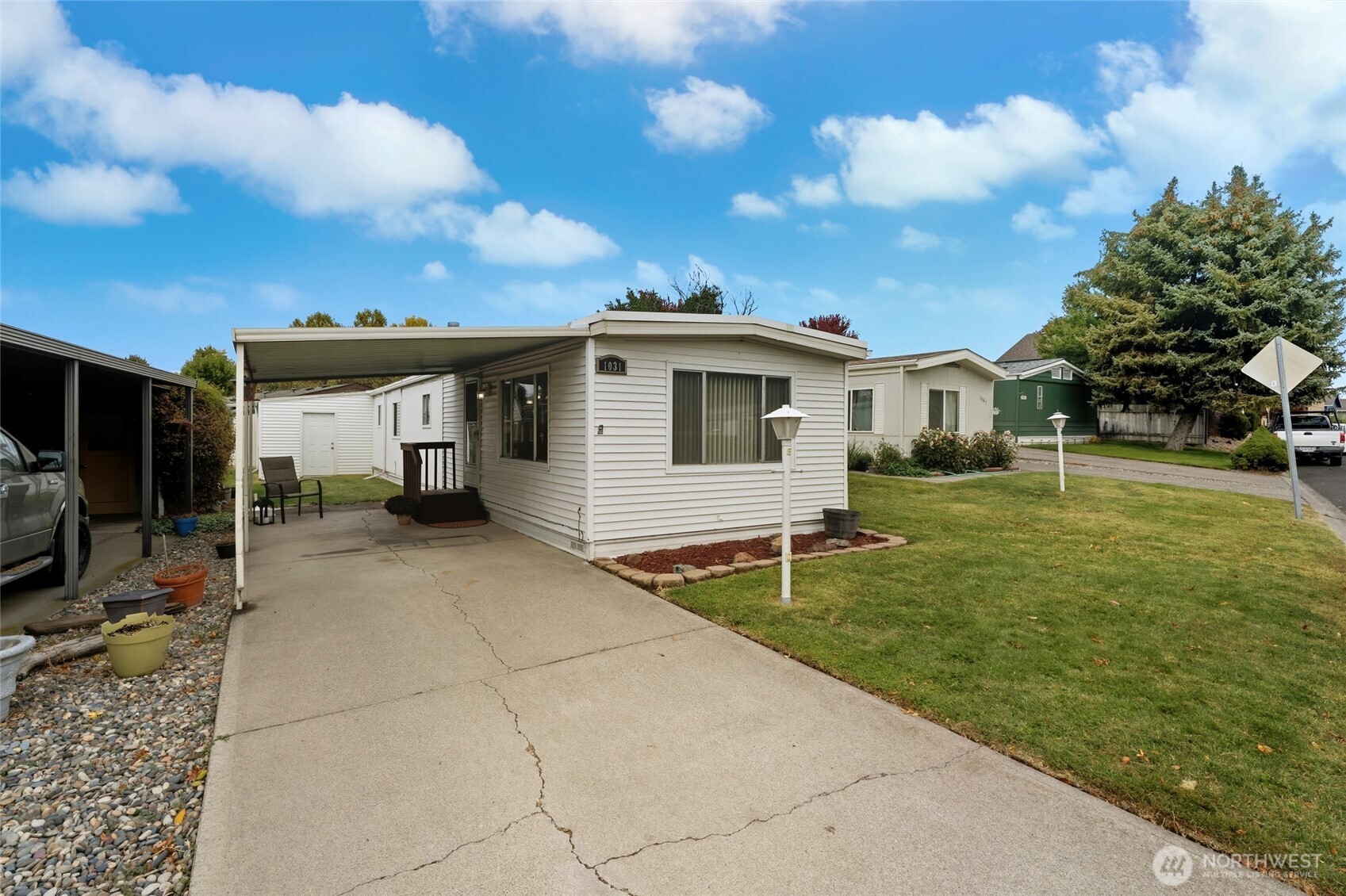 1031 SE Scenic View Drive — photo