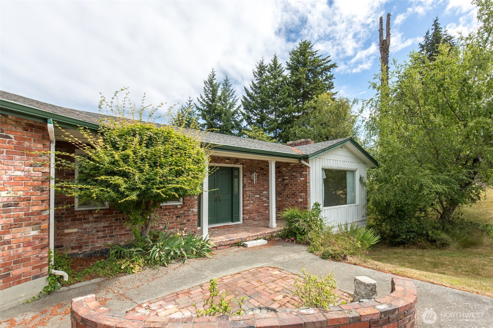 441 E Hillcrest Drive — photo