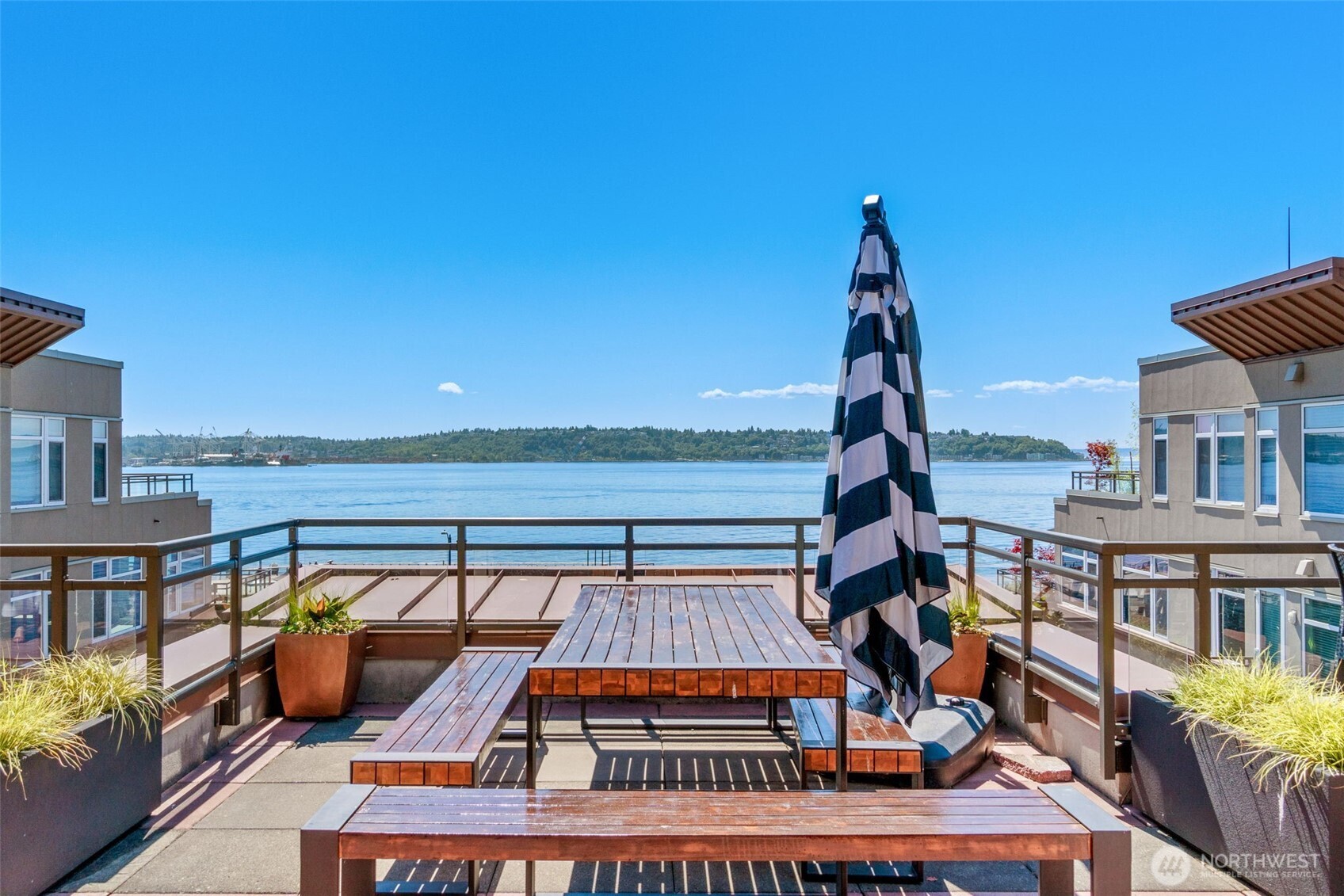 2000 Alaskan Way #543 — photo