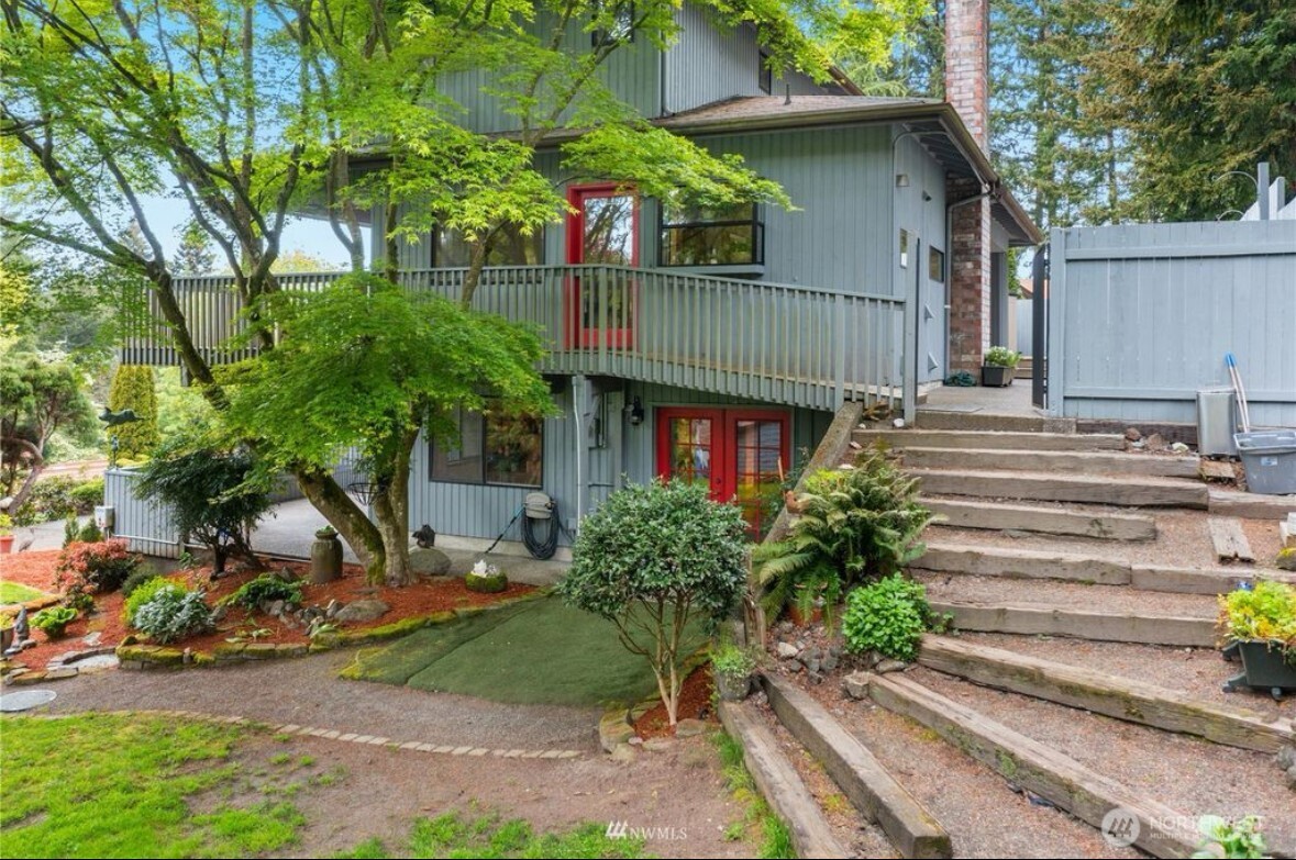 739 NE Woods Court — photo