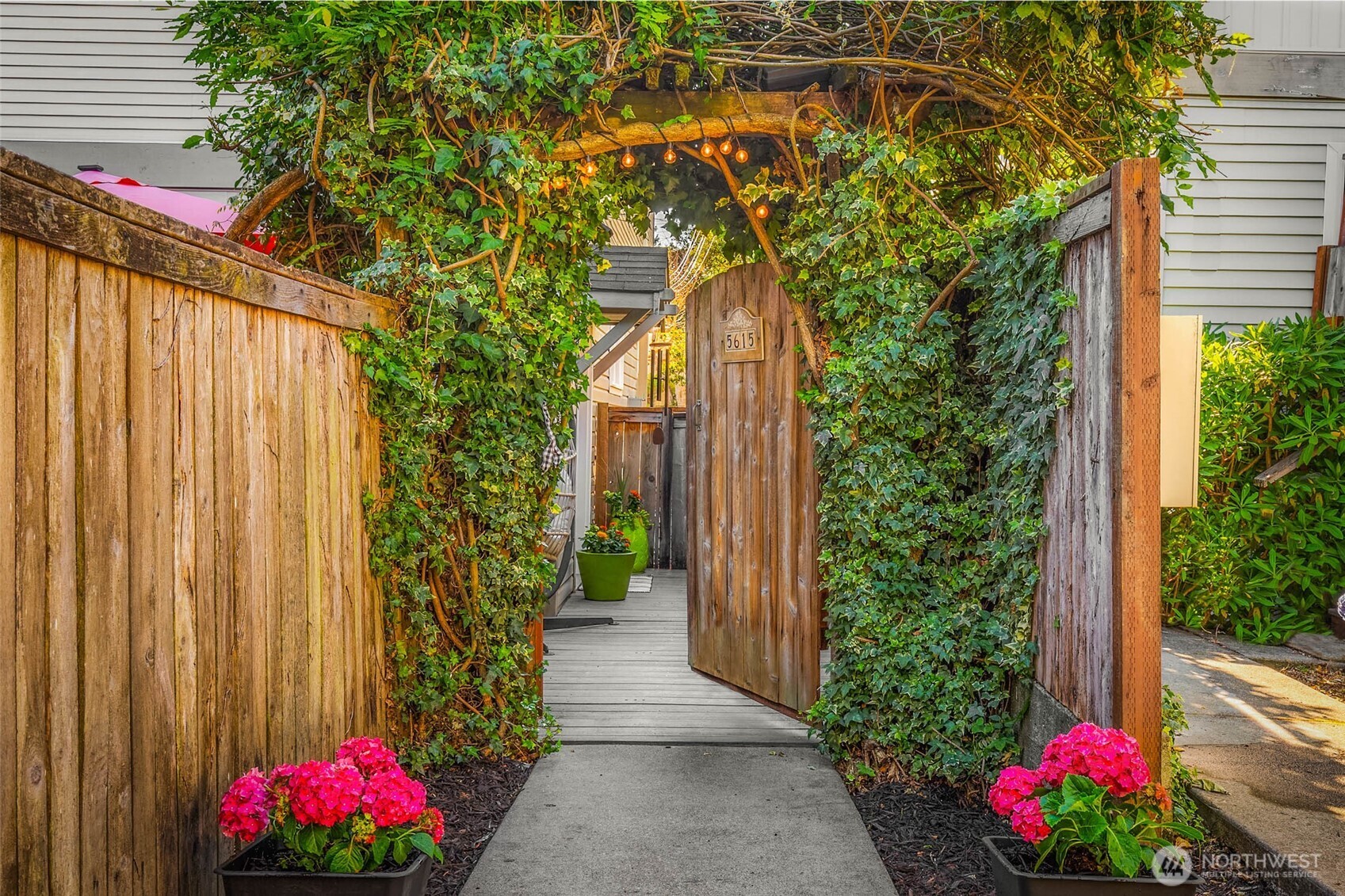 5615 Fauntleroy Way SW — photo
