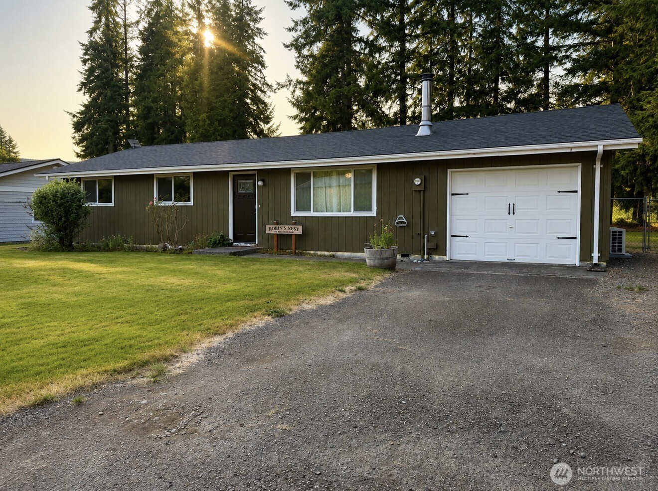 930 Robin Hood Loop — photo