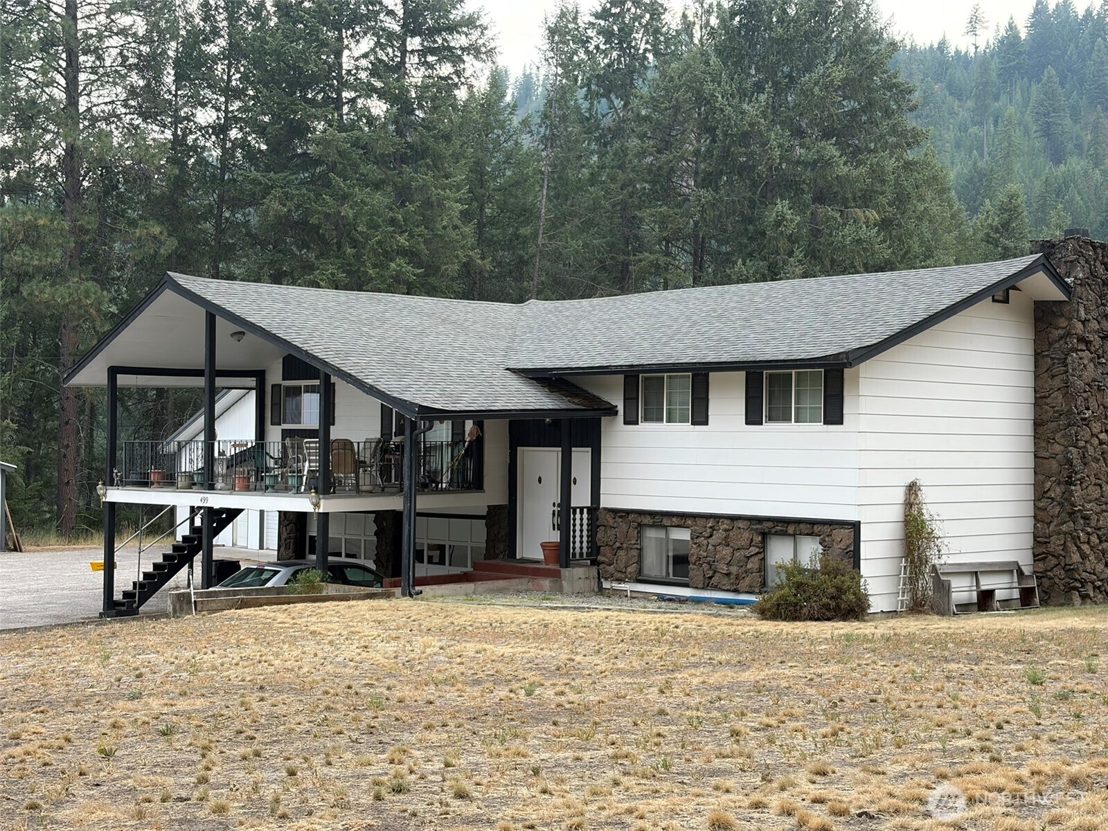 499 W 9th Street — photo