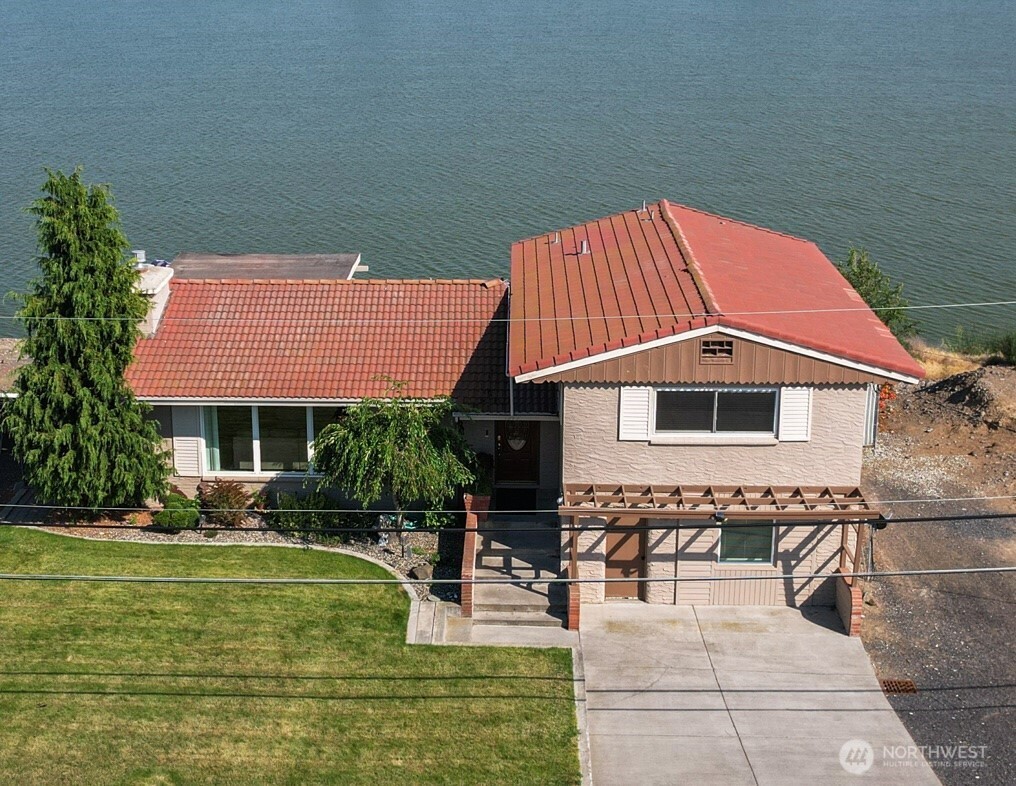 1345 W Lakeside Drive — photo