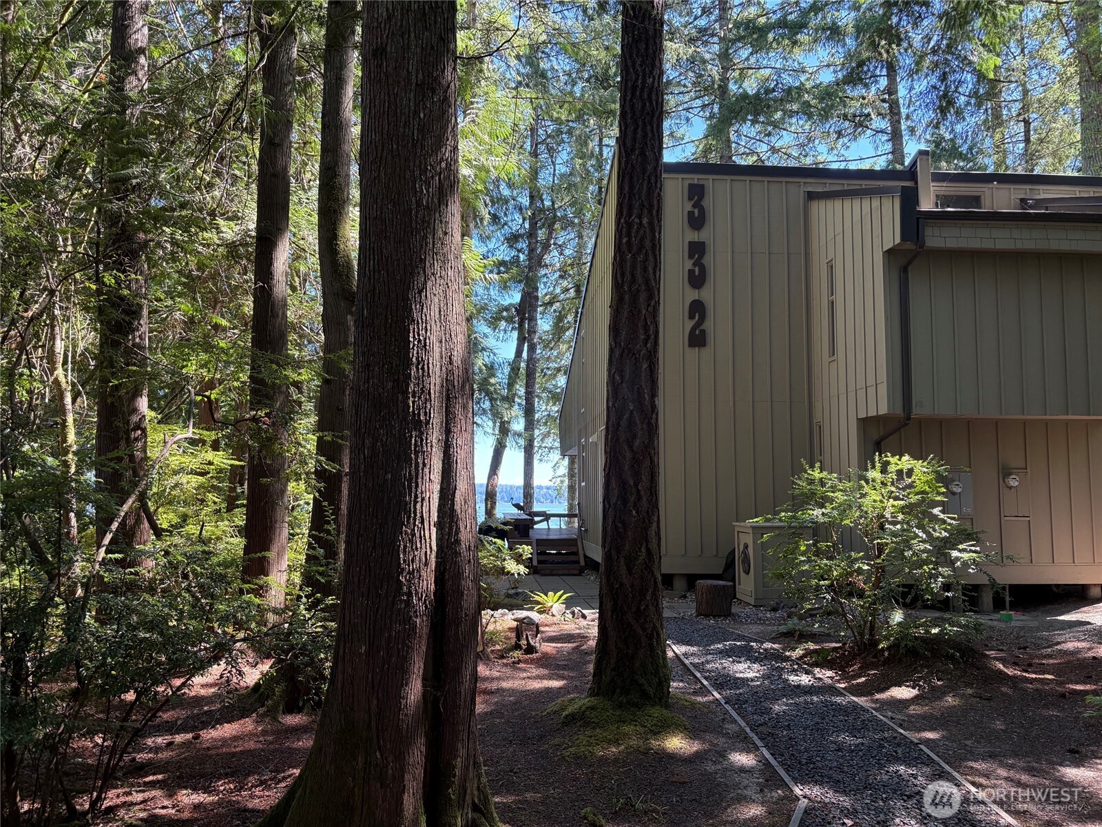 332 E Pointes Drive E #332 — photo