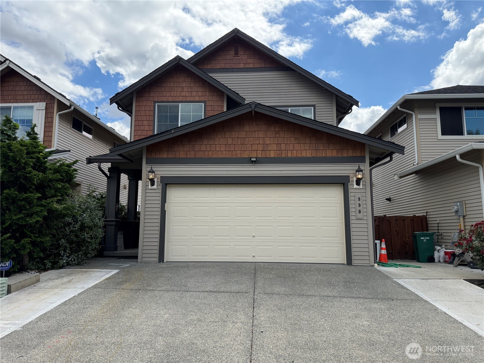 990 42nd Court NE — photo