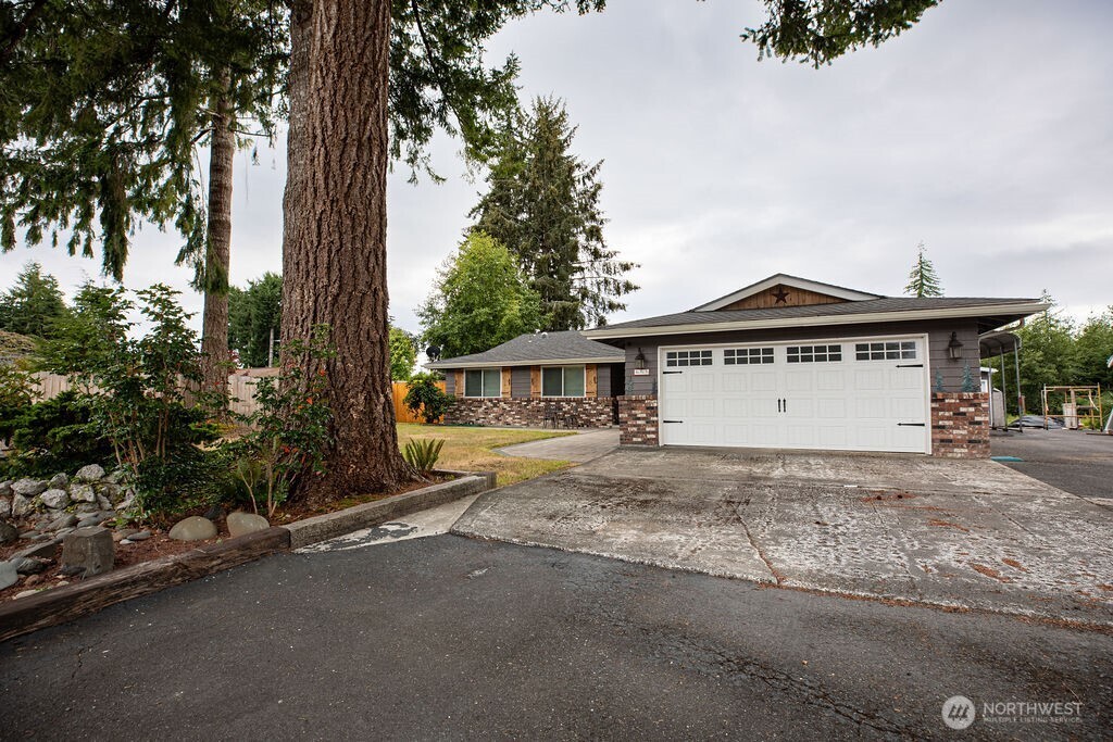 853 Robin Hood Loop — photo