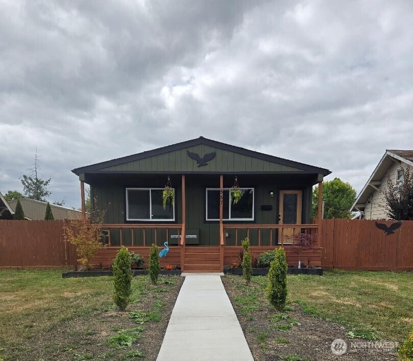 557 SW Pacific Avenue — photo