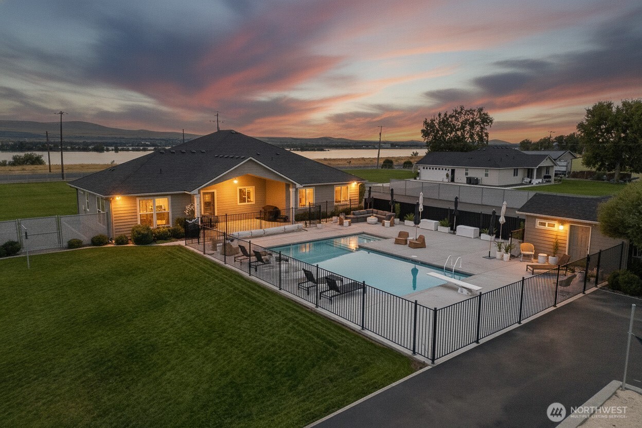 2477 Hanson Loop — photo