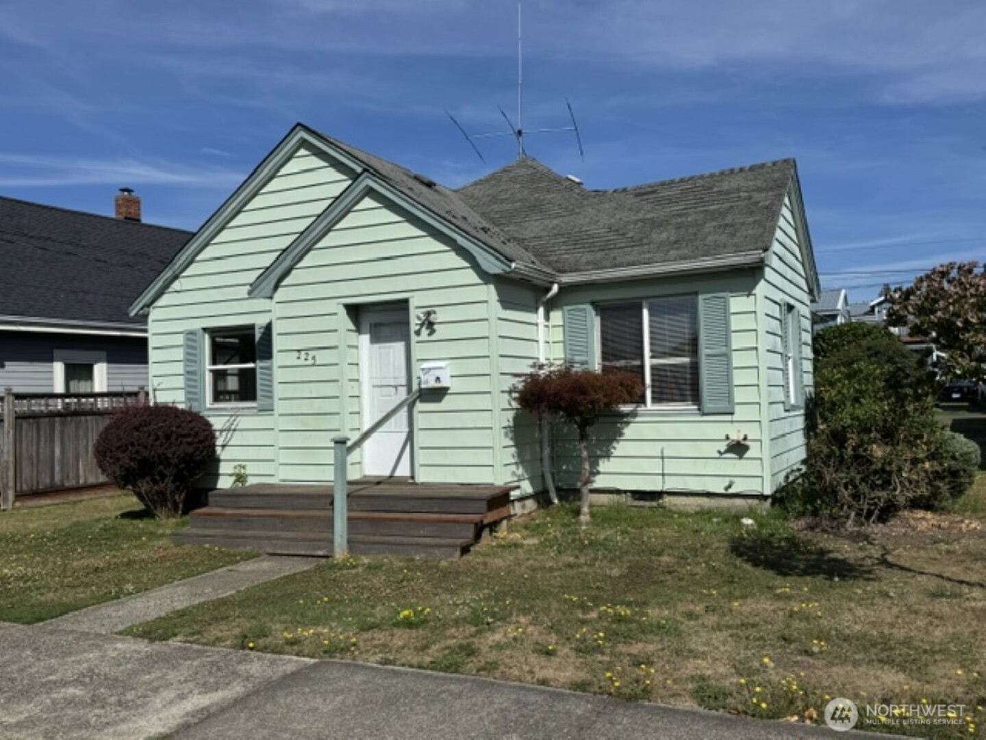 225 SW Lewis Street — photo