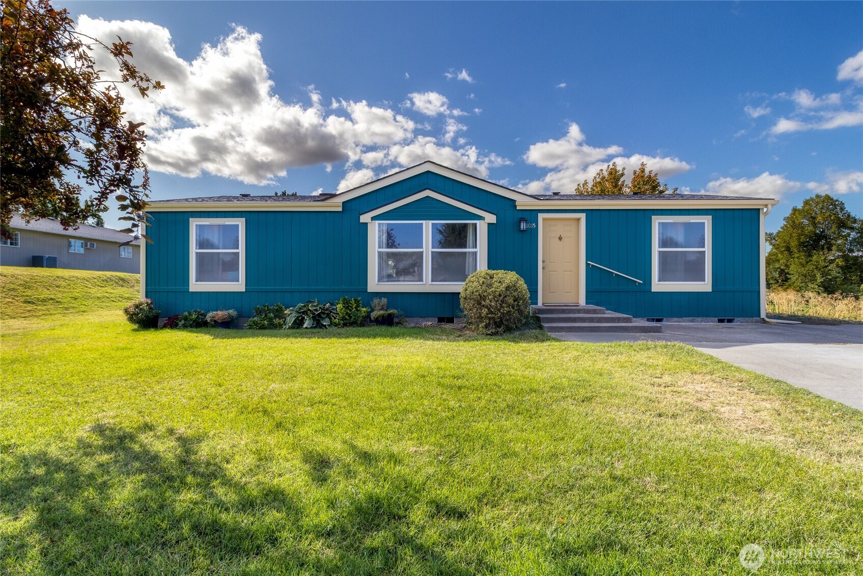 1015 W Whitman Drive — photo