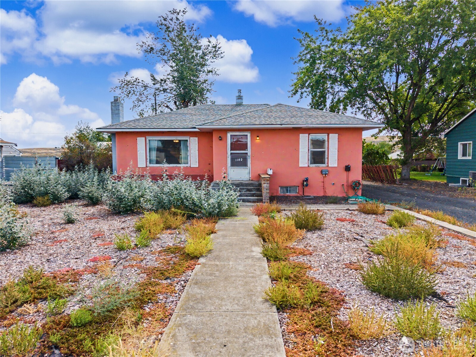 1102 Dobson Road E — photo
