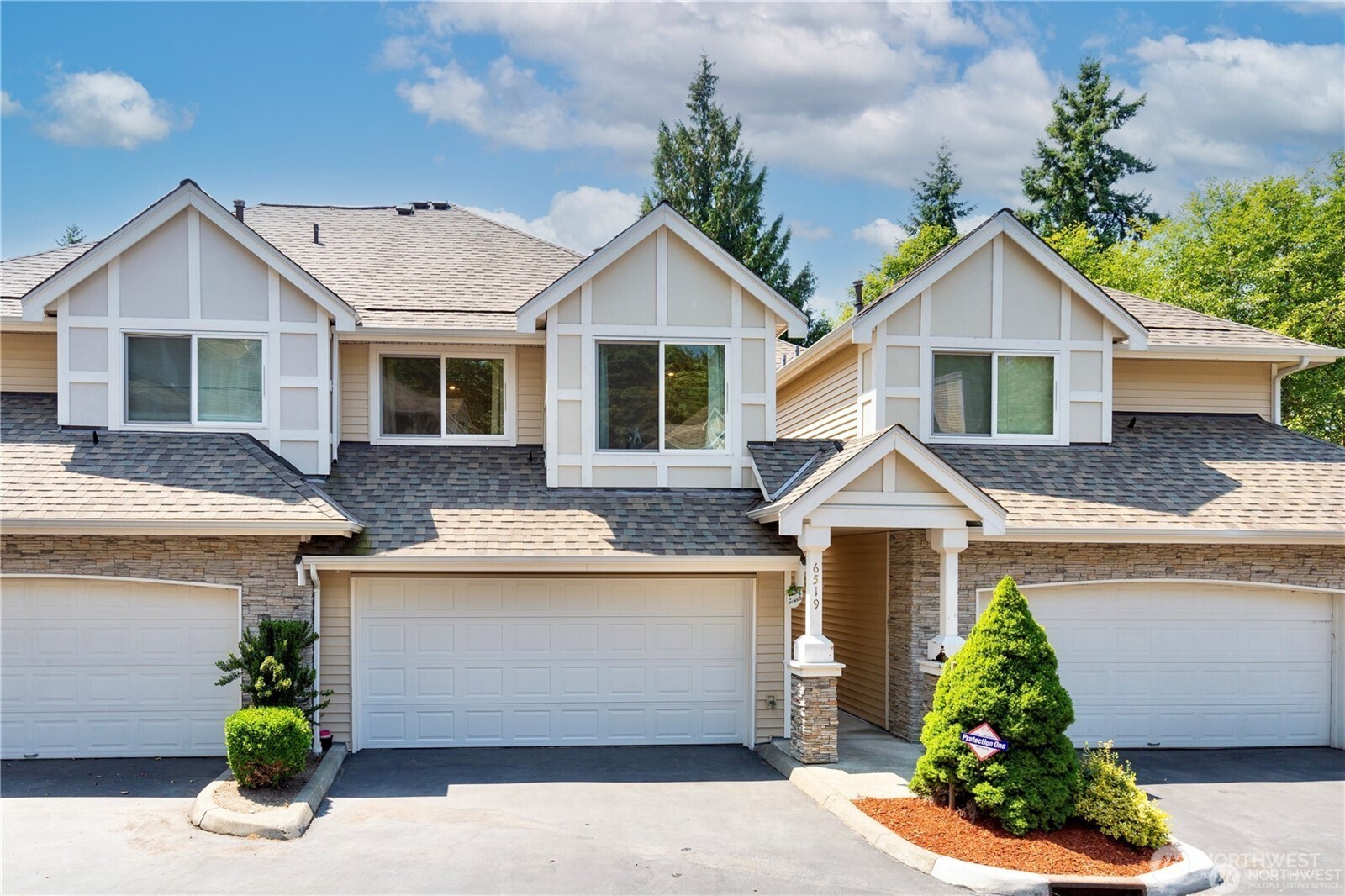 6519 SE Cougar Mountain Way — photo