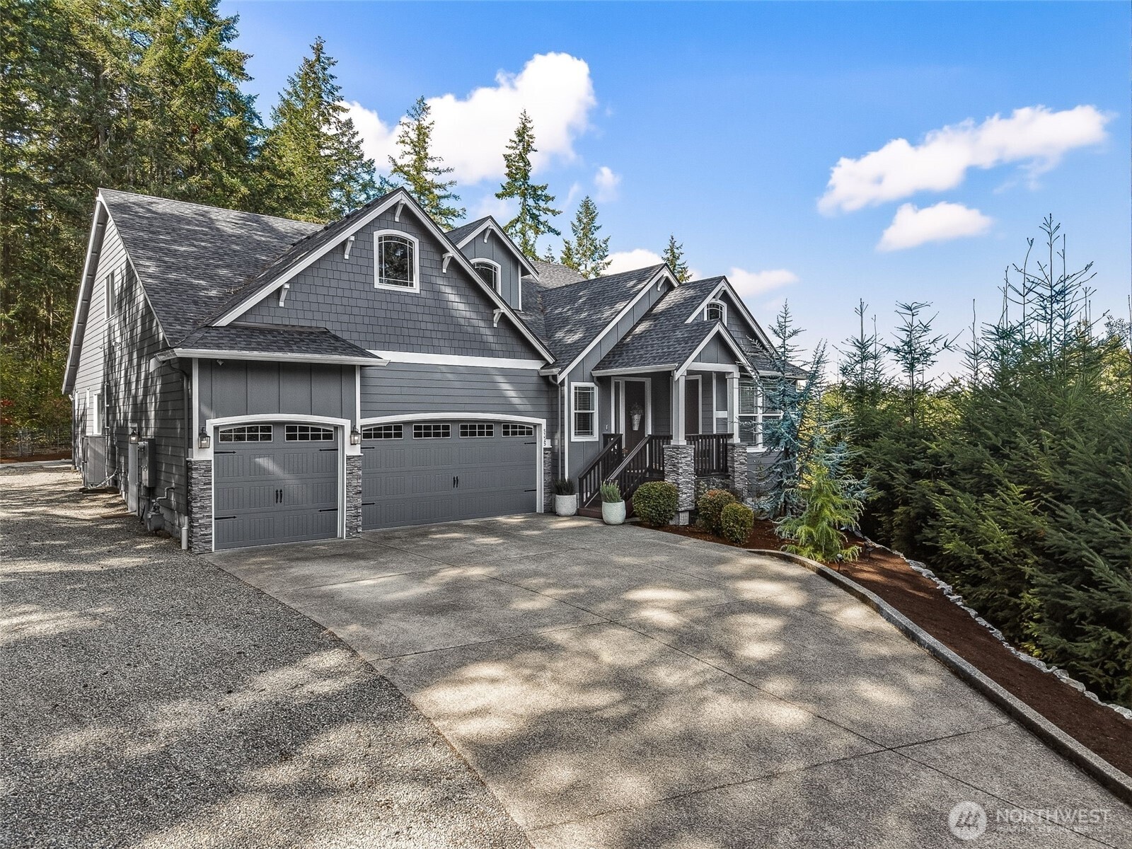 5325 Kestral Lane NE — photo