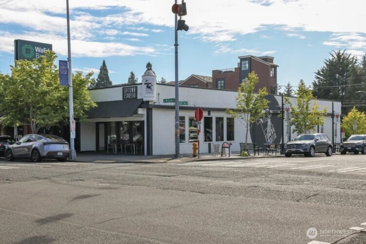 3221 W McGraw Street — photo