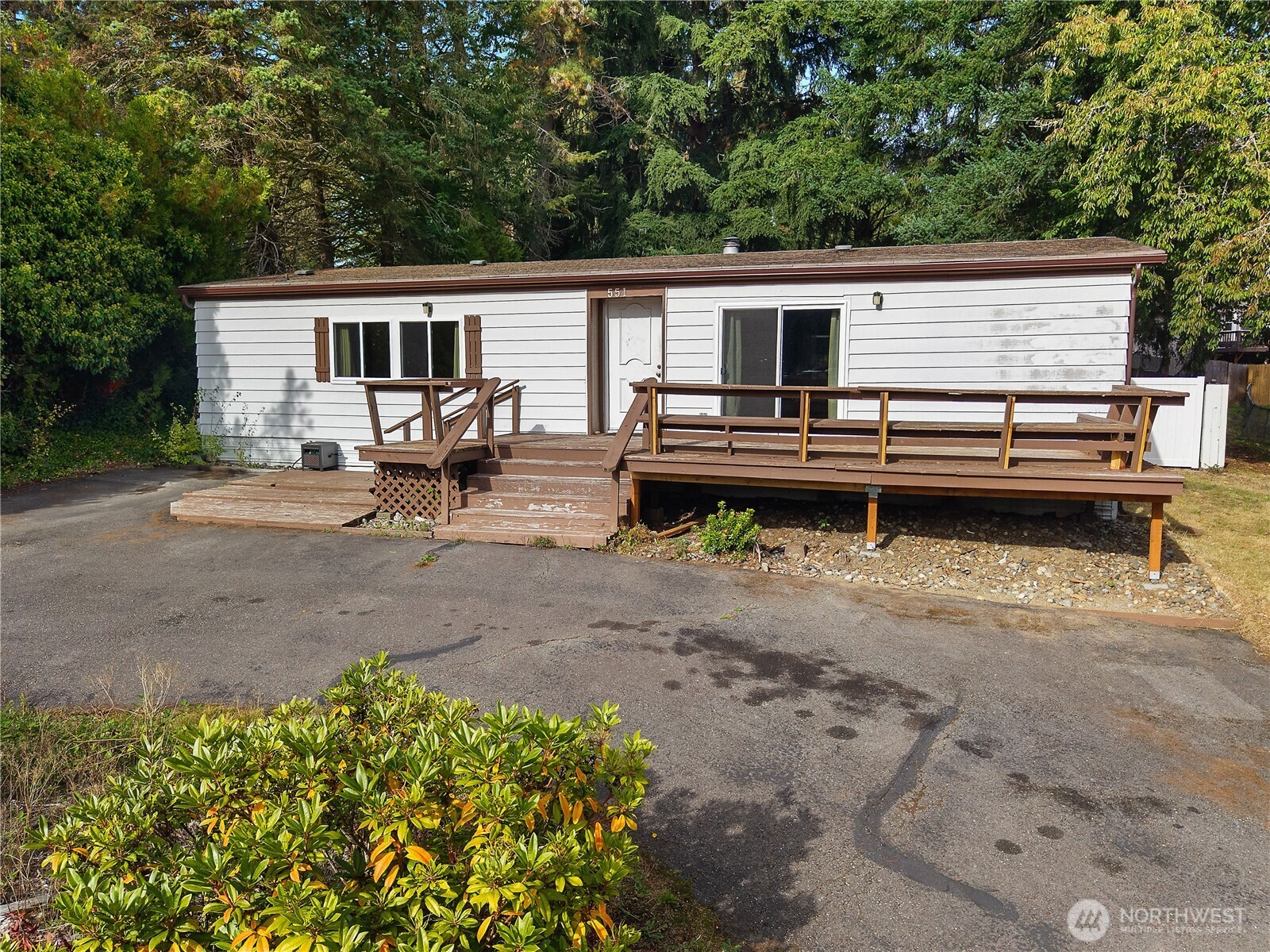 551 SE Crescent Drive — photo