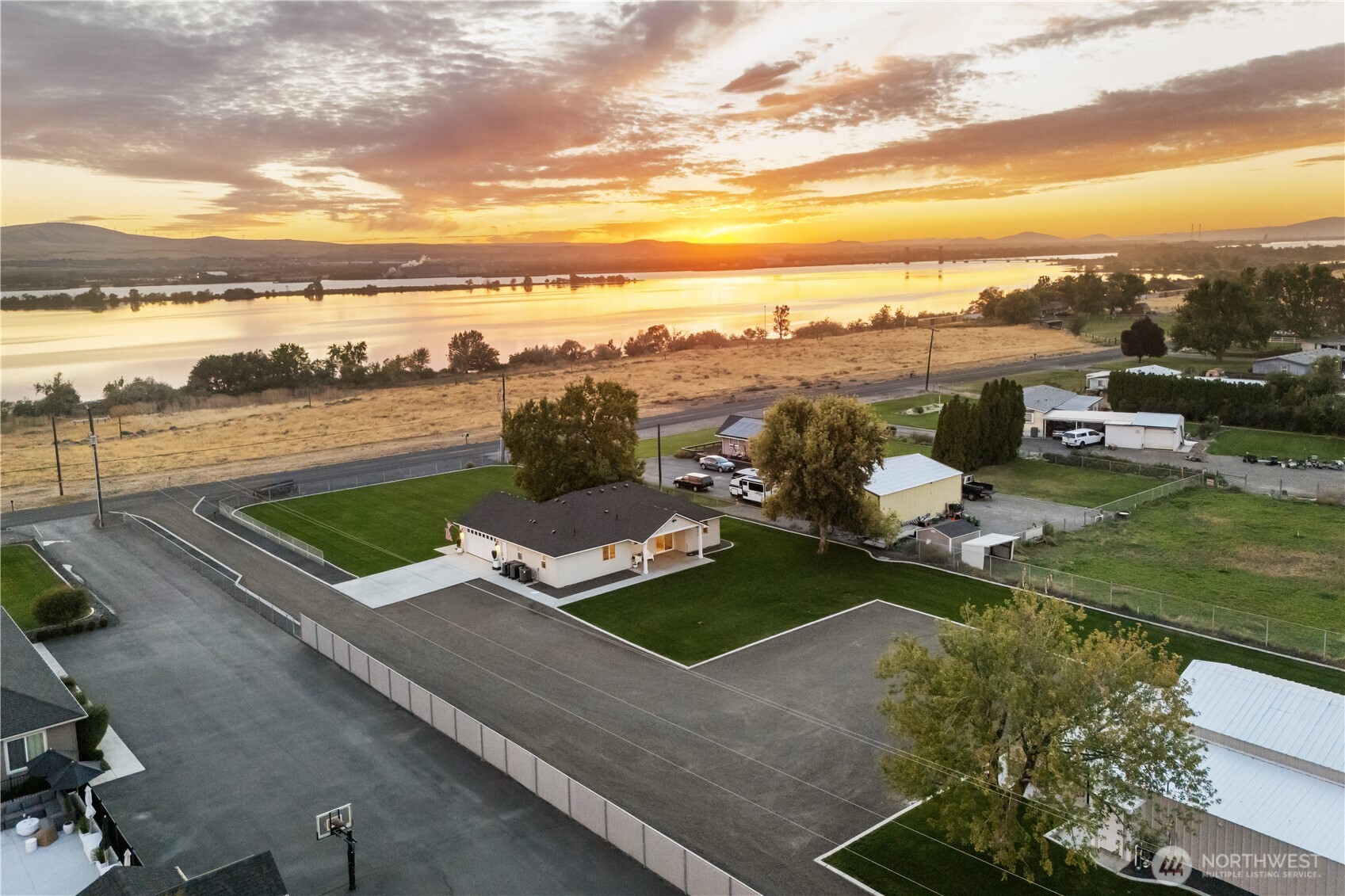 2467 Hanson Loop, Burbank, WA 99323