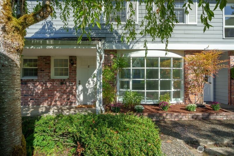 1420 Bellevue Way SE #8 — photo