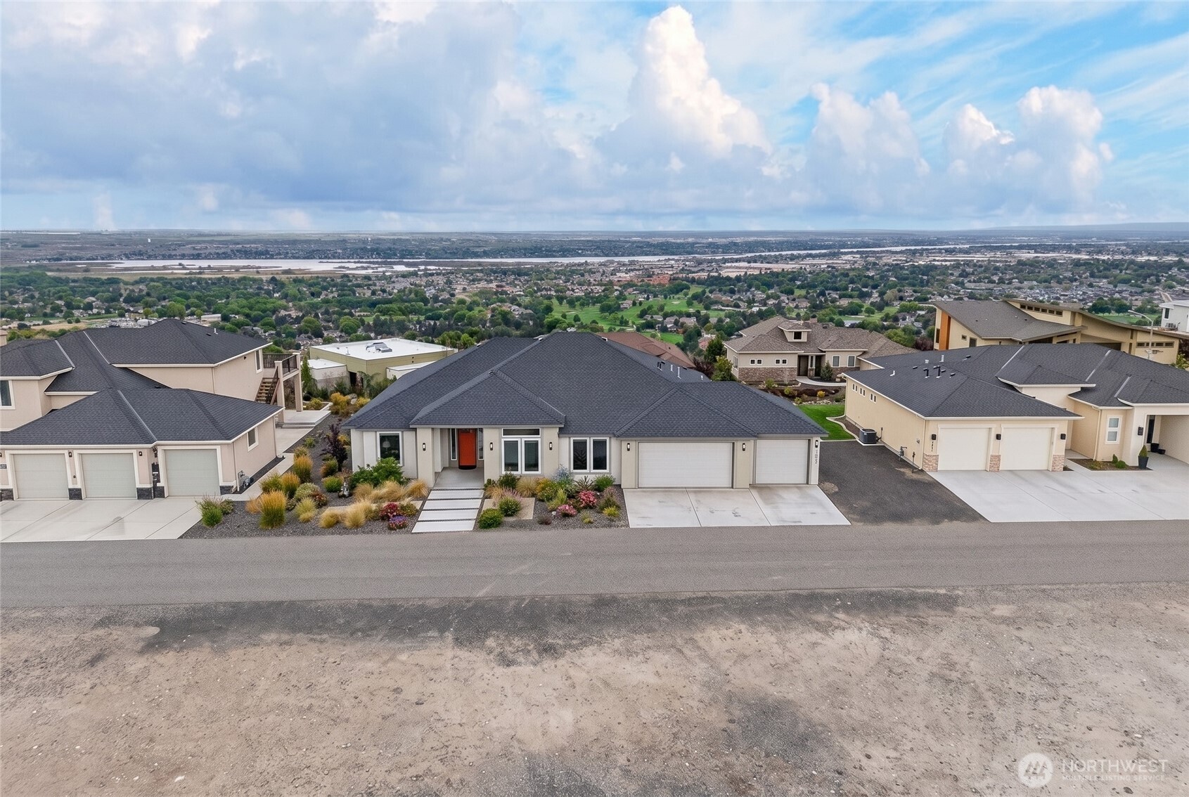2531 Falconcrest Loop — photo