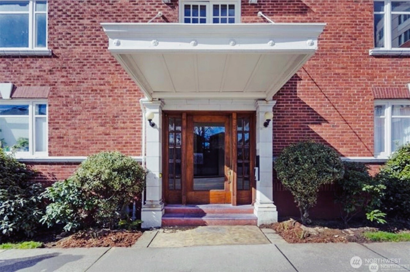 4725 15th Avenue NE #27 — photo