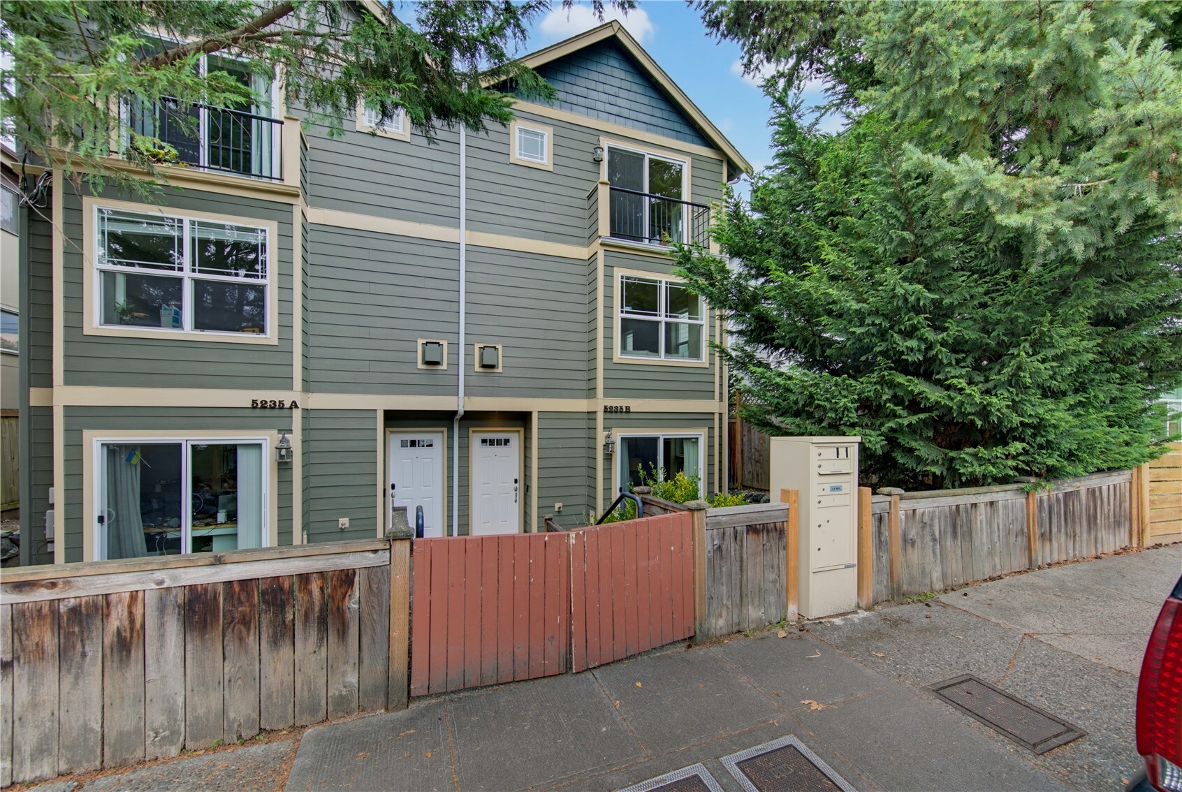 5235 11th Ave NE #B — photo
