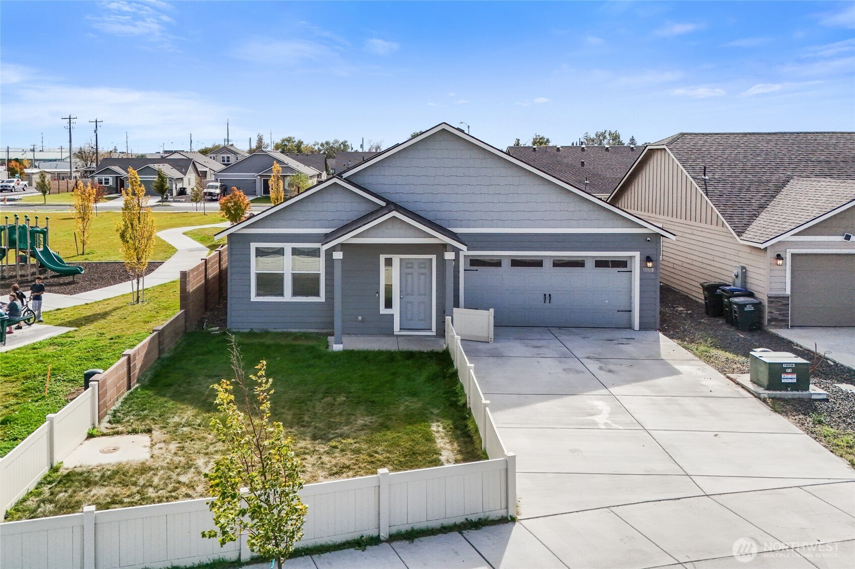 1009 W Maple Drive — photo